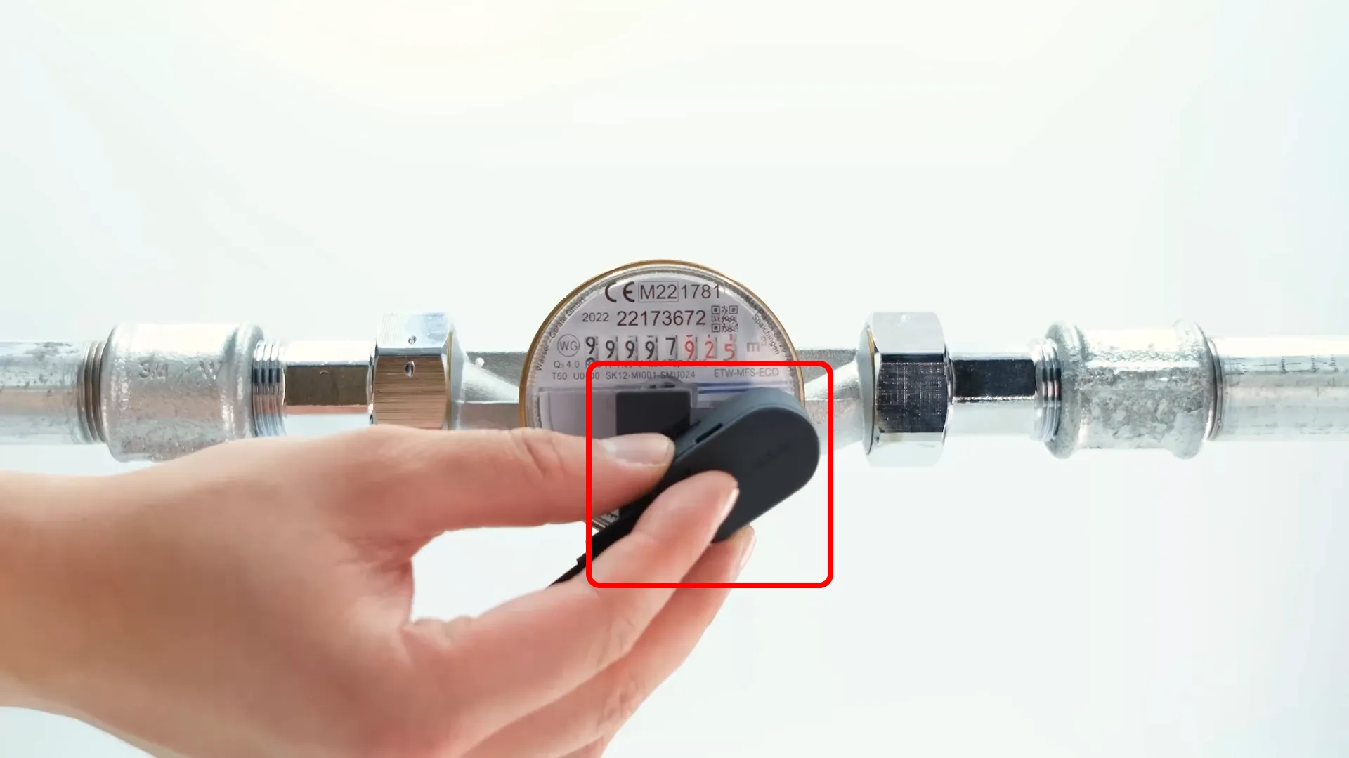 wasserleser über Metallscheibe