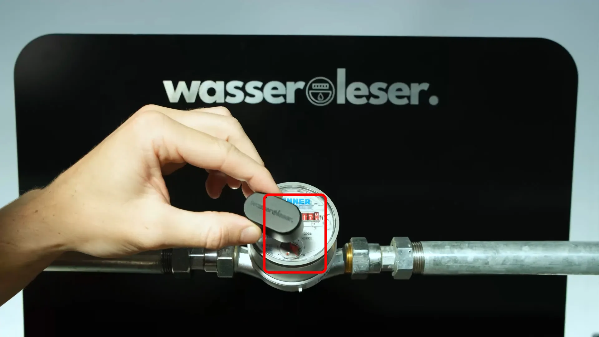 wasserleser über Metallscheibe